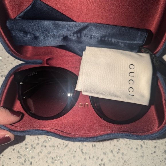 Gucci sunglasses like new - Picture 3 of 6